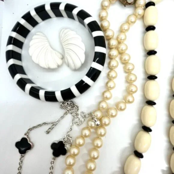 VINTAGE MODERN JEWELRY LOT BLACK WHITE NECKLACES EARRINGS BANGLE CURATED - Picture 3 of 13